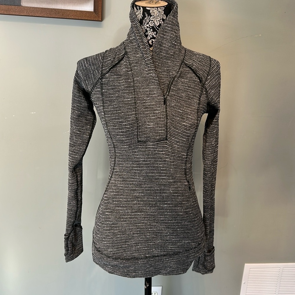 Lululemon size 4 Think Fast Pullover